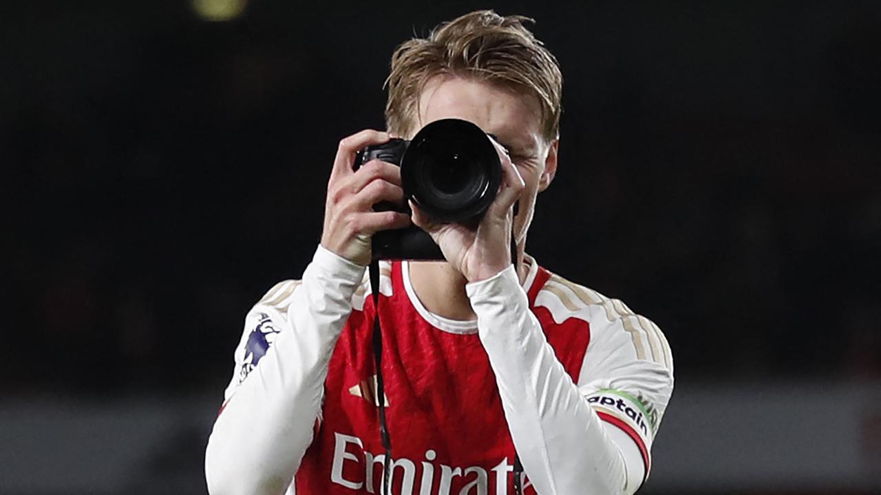 Foto: Bertingkah Bak Fotografer, Begini Selebrasi Kemenangan Martin Odegaard setelah Laga Arsenal Vs Liverpool di Liga Inggris