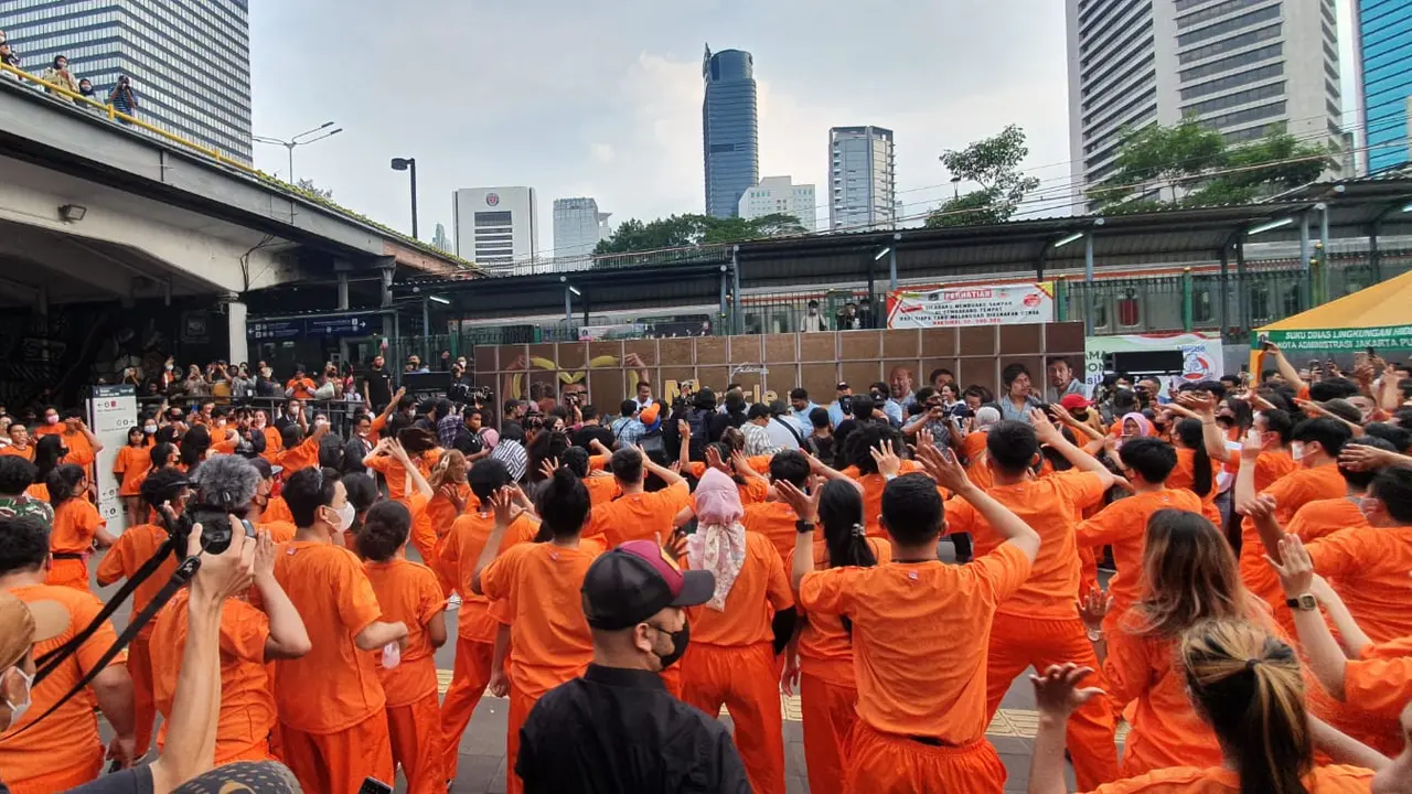 [Fimela] Keseruan cast film Miracle In Cell No 7 kenalkan soundtrack film di kawasan Citayam Fashion Week