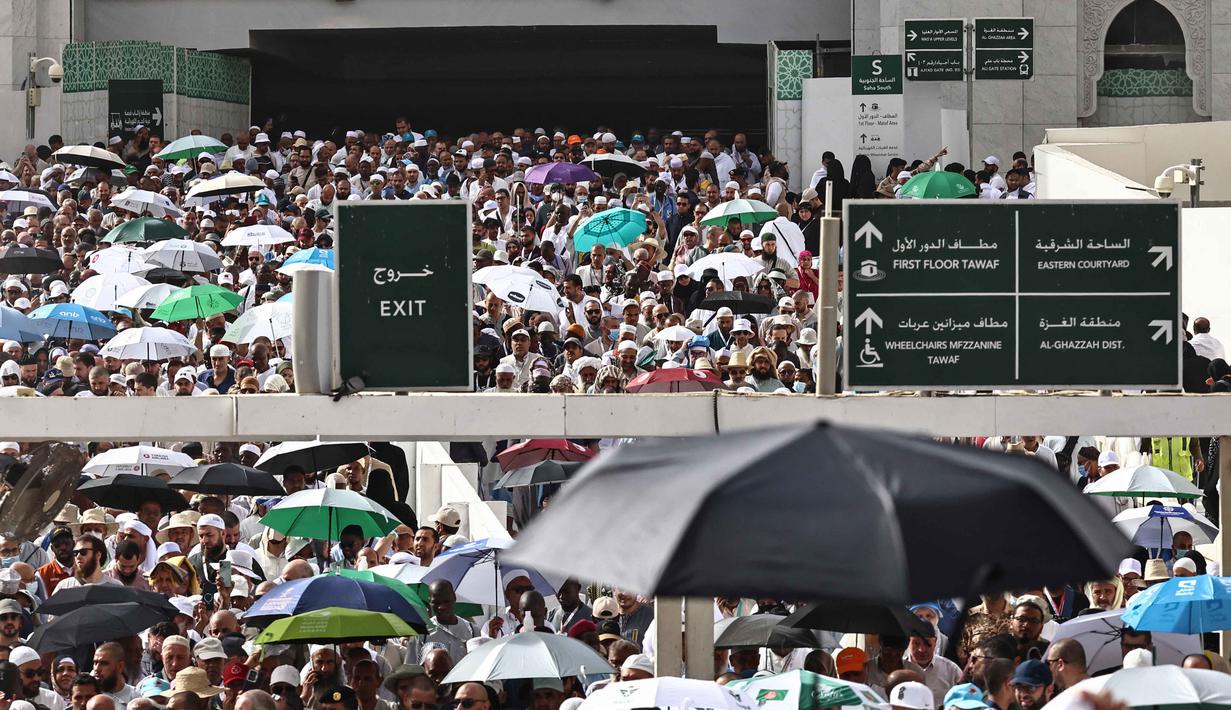 Para jamaah Muslim meninggalkan kompleks Masjidil Haram setelah menunaikan salat di kota suci Mekah pada Minggu 24 Mei 2026, menjelang ibadah haji tahunan. (Zain JAAFAR/AFP)