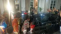 Petugas membawa dua koper berisi berkas dokimen dari ruang dinas Wakil Wali Kota Semarang yang ditempati Wali Kota Semarang, Hevearita G Rahayu, Kamis (17/7/2024). Foto: liputan6.com/felek wahyu&nbsp;