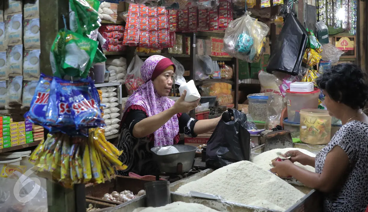 Aktivitas jual beli sembako di Pasar Senen, Jakarta, Senin (28/12/2015). Menjelang akhir tahun harga sejumlah kebutuhan pokok di pasar tradisional rata-rata mengalami kenaikan hingga 20%. (Liputan6.com/Angga Yuniar)