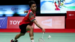 Pebulutangkis Indonesia, Anthony Ginting, saat melawan wakil Denmark, Viktor Axelsen, pada laga Thailand Open di Impact Arena, Sabtu (16/1/2021). Ginting takluk dengan skor 19-21, 21-13, dan 21-12.  (AFP/BADMINTON ASSOCIATION OF THAILAND)