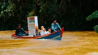 Kapolres Indragiri Hulu AKBP Dody bersama anak-anak Suku Talang Mamak. (Liputan6.com/M Syukur)
