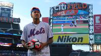 Bintang Barcelona, Neymar, berpose jelang laga New York Mets kontra Chicago White Sox, di Citi Field, beberapa waktu lalu. Neymar terus diburu Paris Saint-Germain.  (Reuters/Brad Penner)