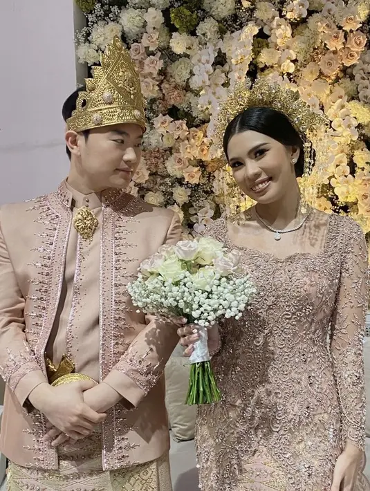 Sang MUA mengaplikasikan make up lebih bold dari blush on yang tidak terlalu terlihat. Dengan mengaplikasikan lipstik kecoklatan glossy. [@chiccaervika]