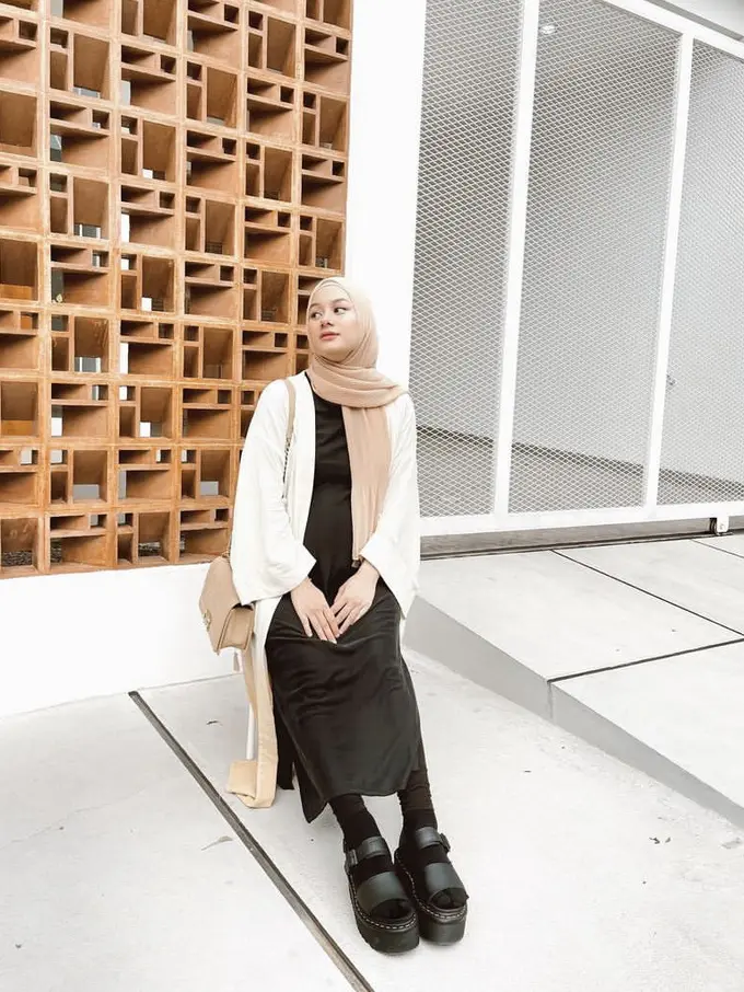 Gaya Hijab Simple saat Idul Adha di Rumah dari para publik figure