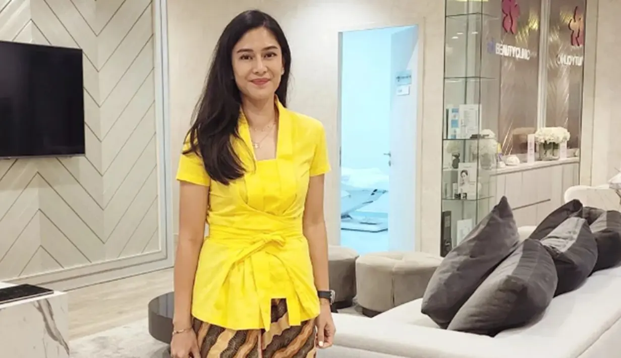 Kebaya model kutubaru berwarna kuning yang digunakan oleh Dian ini juga membuatnya terlihat semakin cerah. Dirinya pun memilih menggunakan makeup natural serta rambut yang dibiarkan tergerai. (Liputan6.com/IG/@therealdisastr)