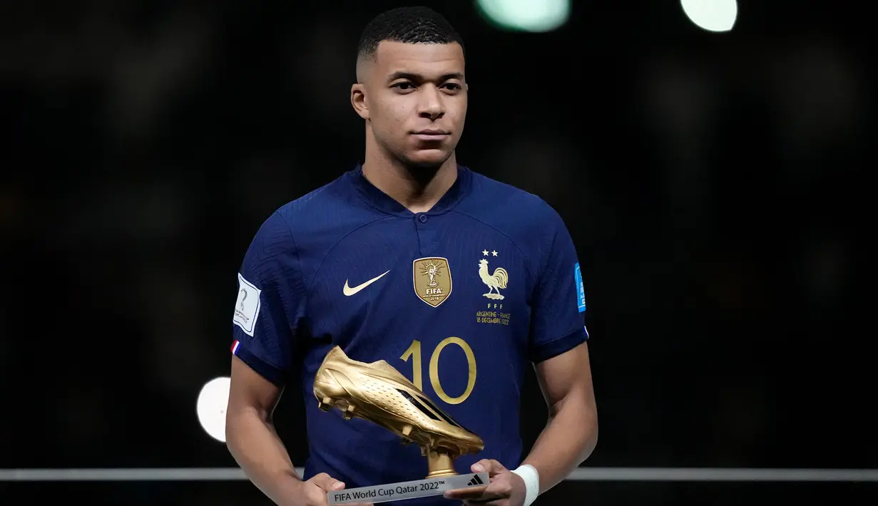 Pemain Prancis Kylian Mbappe memegang trofi penghargaan Sepatu Emas usai melawan Argentina pada pertandingan sepak bola final Piala Dunia 2022 di Stadion Lusail, Lusail, Qatar, 18 Desember 2022. Kylian Mbappe berhak membawa pulang trofi penghargaan Sepatu Emas setelah menjadi pencetak gol terbanyak selama gelaran Piala Dunia 2022. (AP Photo/Martin Meissner)