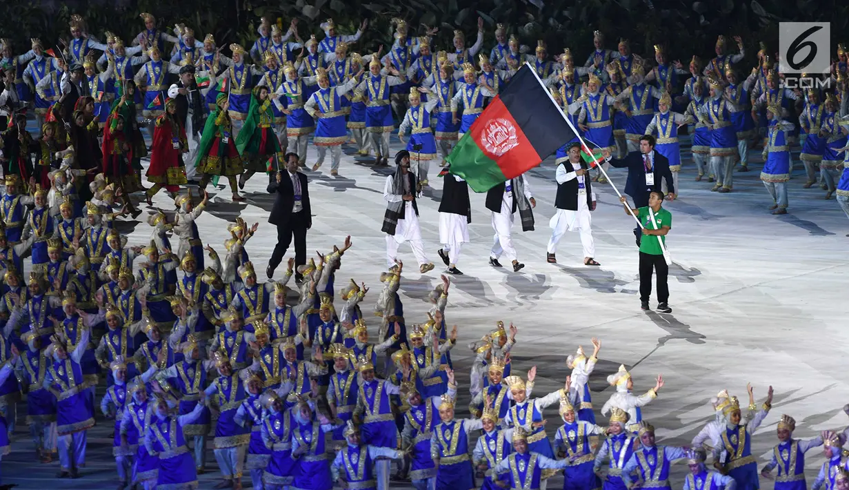 Kontingen Afghanistan melintas saat pembukaan Asian Games 2018 di Stadion Utama Gelora Bung Karno (SUGBK), Jakarta, Sabtu (18/8). Asian Games 2018 diikuti 45 negara. (Merdeka.com/Imam Buhori)