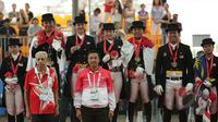 Tim berkuda Indonesia meraih medali emas Sea Games 2015 nomor nomor tunggang serasi tim yang dihelat di Singapore Turf Club Riding Centre, Sabtu (6/6/2015). Menpora Imam Nahrawi mengalungkan medali pada para pemenang (Liputan6.com/Helmi Fithriansyah)