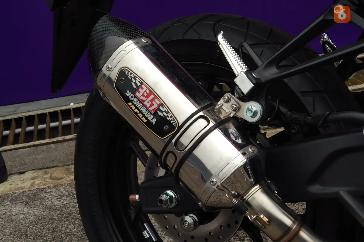 Yamaha R25 dengan aksesori resmi
