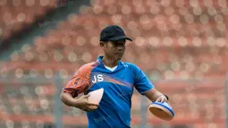 Asisten pelatih Arema Cronus, Joko Susilo, bersiap memimpin latihan jelang final Torabika Bhayangkara Cup 2016 melawan Persib Bandung di Stadion Utama Gelora Bung Karno, Jakarta, Sabtu (2/4/2016). (Bola.com/Vitalis Yogi Trisna)