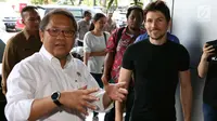 Menkominfo Rudiantara menyambut kedatangan pendiri sekaligus CEO Telegram, Pavel Durov setibanya di kantor Kemenkominfo, Jakarta, Selasa (1/8). (Liputan6.com/Angga Yuniar)