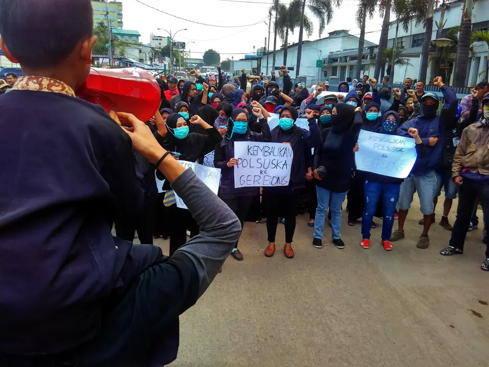 Warga Kebon Jeruk, Bandung, Jabar, berunjuk rasa di depan Kantor PT KAI Daop II, menolak intimidasi surat penggusuran. (Liputan6.com/Arie Nugraha)