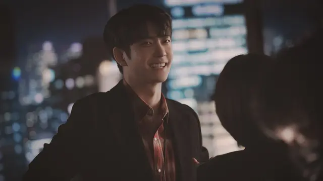 Kang Tae Oh dalam foto di balik layar drakor Extraordinary Attorney Woo. (ENA via Soompi)