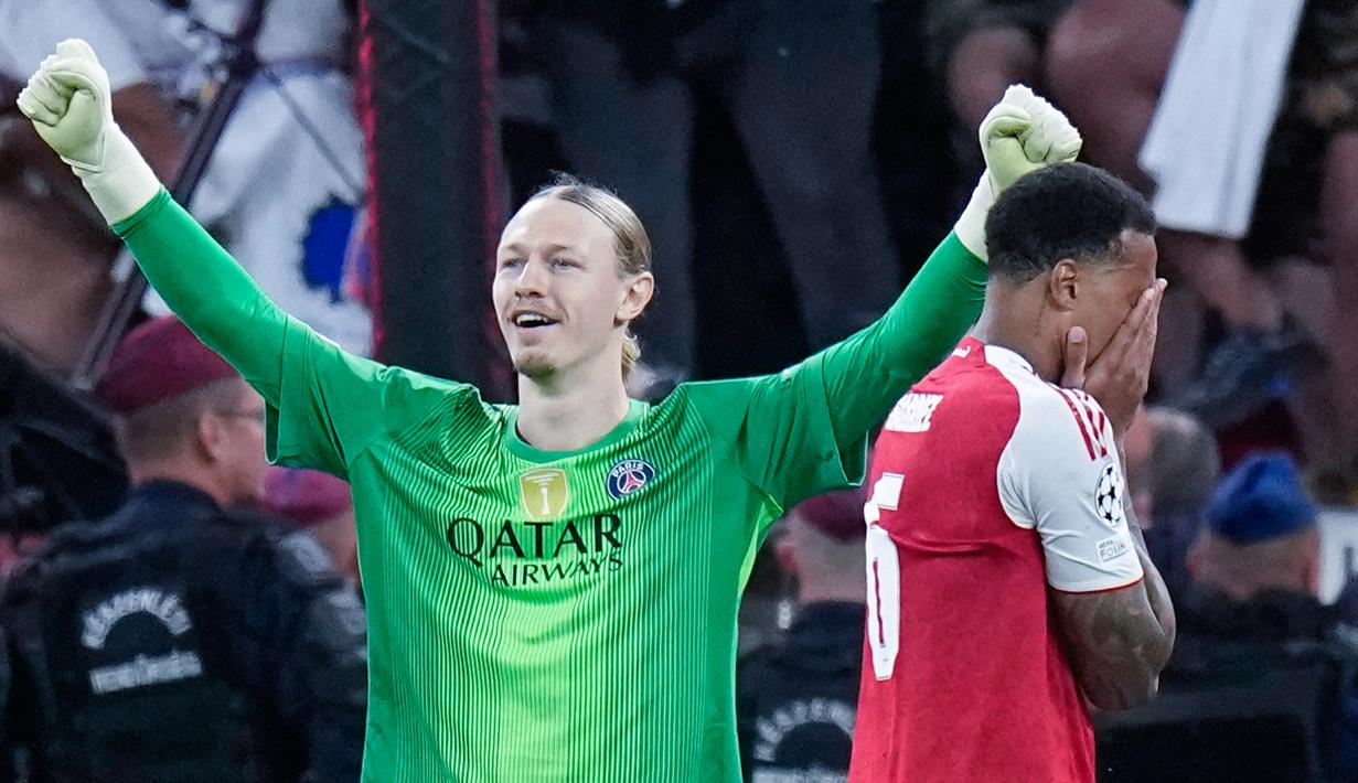 Pemain Arsenal, Gabriel Magalhaes, tak mampu menutupi kekecewaan setelah gagal mengeksekusi penalti dalam adu tos-tosan yang berujung pada kekalahan The Gunners dari Paris Saint-Germain (PSG) pada final Liga Champions 2025/2026 di Stadion Puskas Arena, Sabtu (30/5/2026). (AP Photo/Petr Josek)