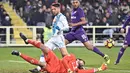 Pemain SSC Napoli, Dries Mertens gagal mencetak gol saat dihadang kiper Fiorentina pada laga Serie A Italia di Artemio Franchi stadium, Florence, Italia, (22/12/2016).  (EPA/Maurizio Degl'innocenti)