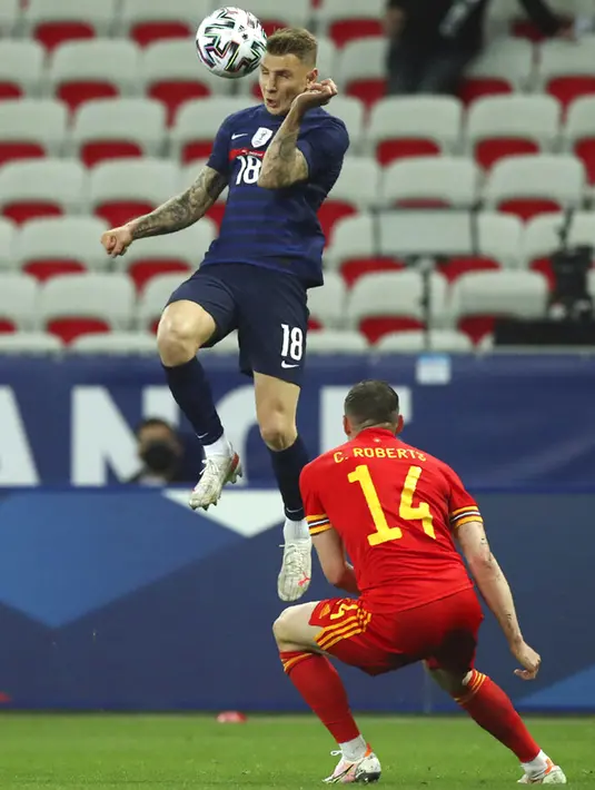 Pemain Prancis Lucas Gigne (kiri) menyundul bola melewati pemain Wales Connor Roberts pada pertandingan persahabatan di Stadion Allianz Riviera, Nice, Prancis, Rabu (2/6/2021). Prancis membantai Wales 3-0. (AP Photo/Daniel Cole)