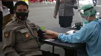 Vaksinasi anggota polisi di Jatim (Dian Kurniawan/Liputan6.com)