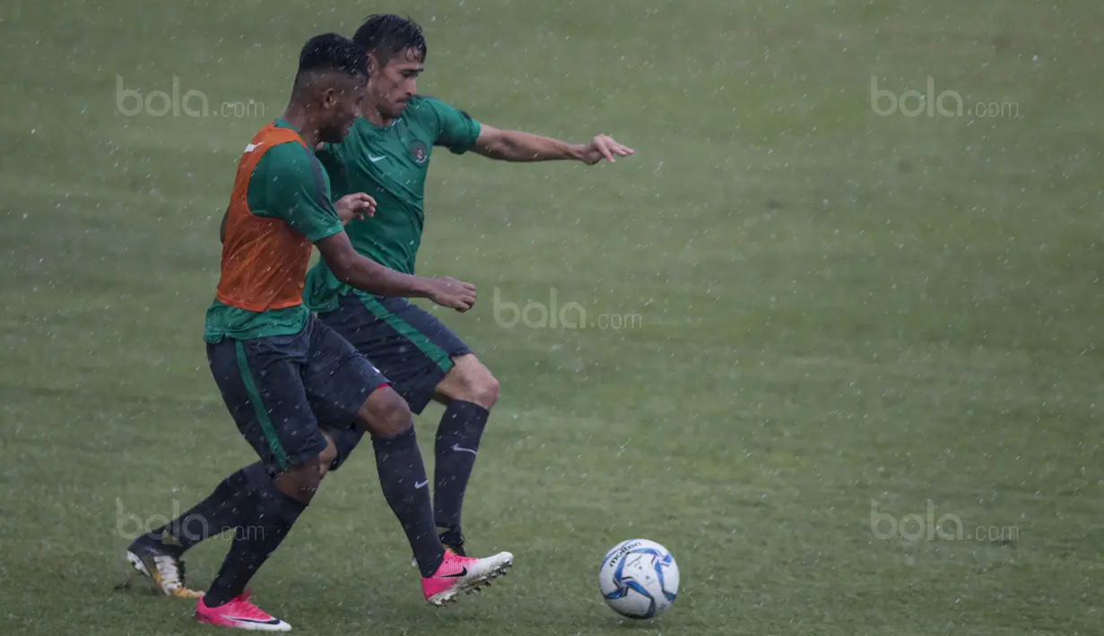 Pemain Timnas Indonesia, Gavin Kwan, berebut bola dengan Saddil Ramdani, saat latihan di Stadion UKM, Selangor, Sabtu (19/8/2017). Latihan ini merupakan persiapan jelang laga SEA Games melawan Timor Leste. (Bola.com/Vitalis Yogi Trisna)