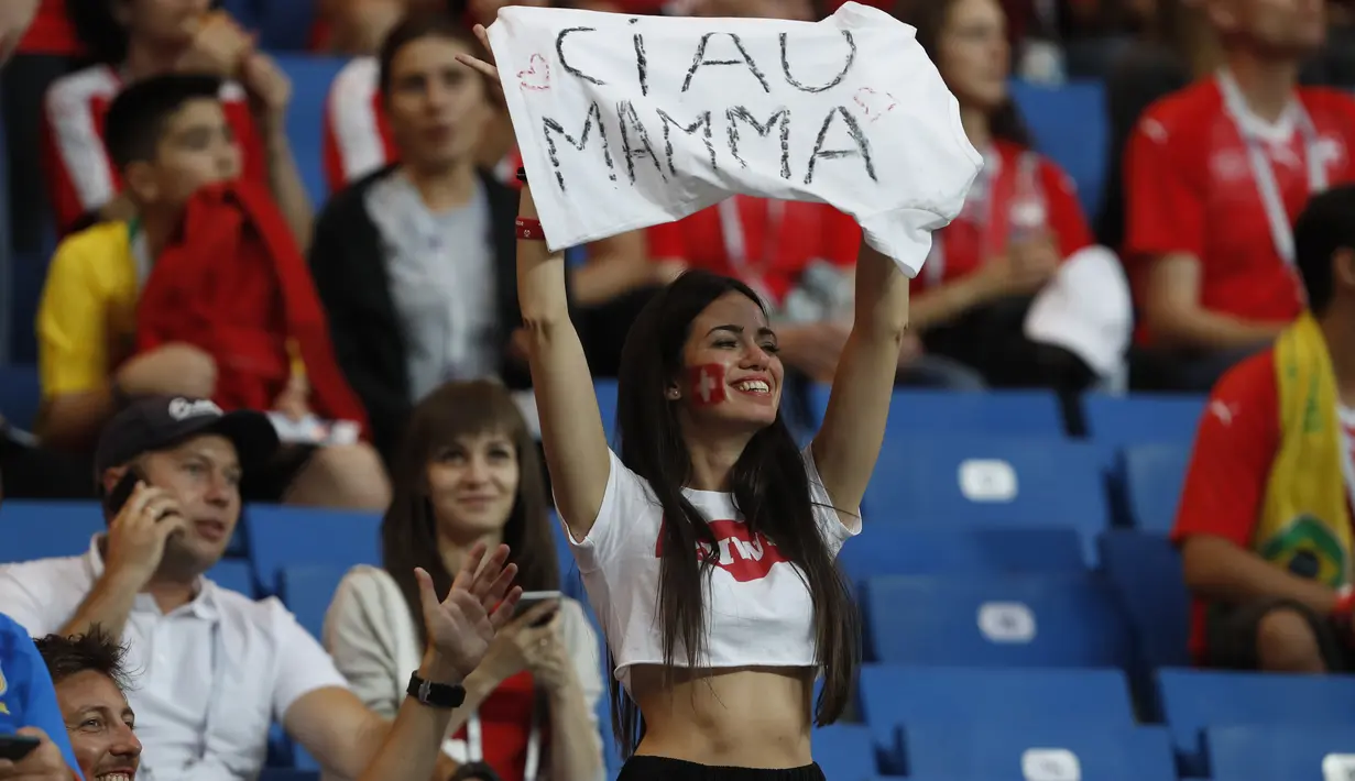 Seorang fans Swis memegang spanduk kecil saat mendukung timnya melawan Brasil pada laga grup E Piala Dunia 2018 di Rostov Arena, Rostov-on-Don, Rusia, (17/6/2018). Brasil dan Swis bermain imbang 1-1. (AP/Darko Vojinovic)