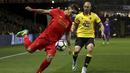 Striker Liverpool, Roberto Firmino, mengamankan bola dari kejaran gelandang Watford, Nordin Amrabat, pada laga Premier League di Stadion Vicarage, Watford, Minggu (1/5/2017). Watford kalah 0-1 dari Liverpool. (AP/John Walton) 