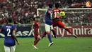 Pemain Indonesia, Irfan Bachdim duel di udara dengan pemain Malaysia dalam Laga Piala AFF Suzuki 2012 antara Malaysia vs Indonesia di Stadion Bukit Jalil, Kuala Lumpur, Malaysia. pertandingan berakhir dengan skor 2-0 untuk Malaysia.