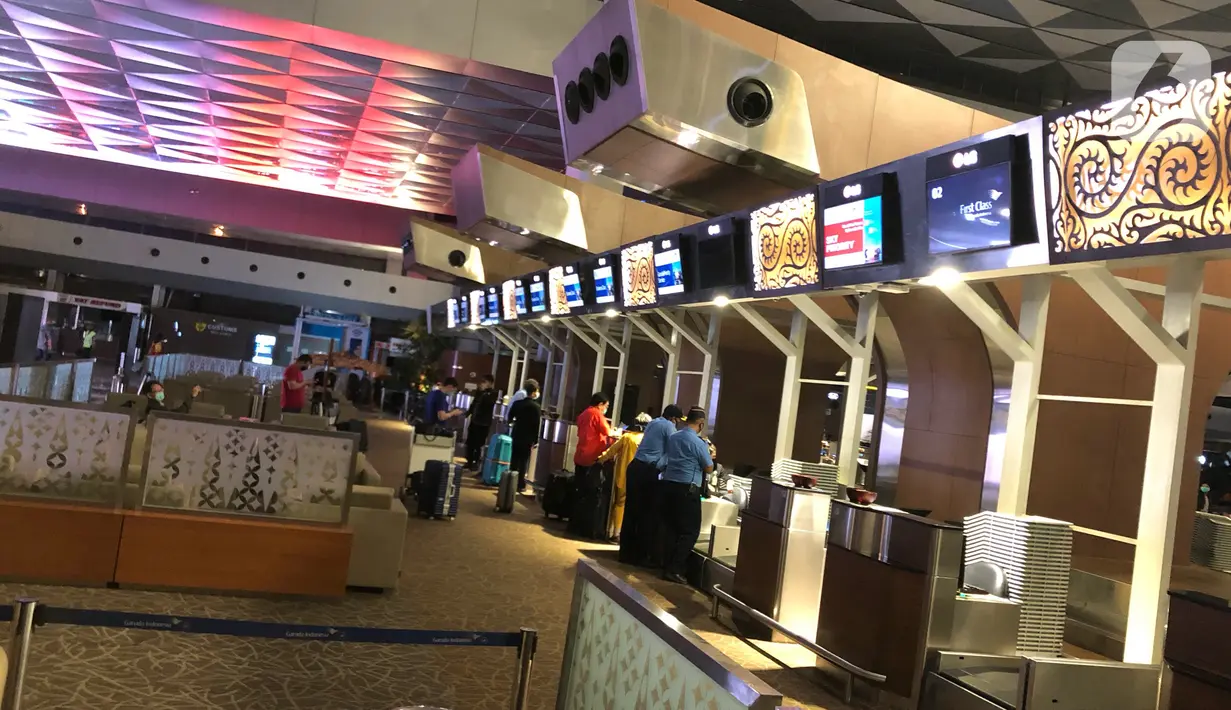 Aktivitas sejumlah orang di Terminal 3 Bandara Internasional Soekarno-Hatta, Tangerang, Kamis (30/4/2020). Dibatalkannya sebagian besar penerbangan akibat pembatasan moda transportasi guna mencegah penyebaran Covid-19 menyebabkan kondisi bandara jauh lebih sepi. (Liputan6.com/Immanuel Antonius)