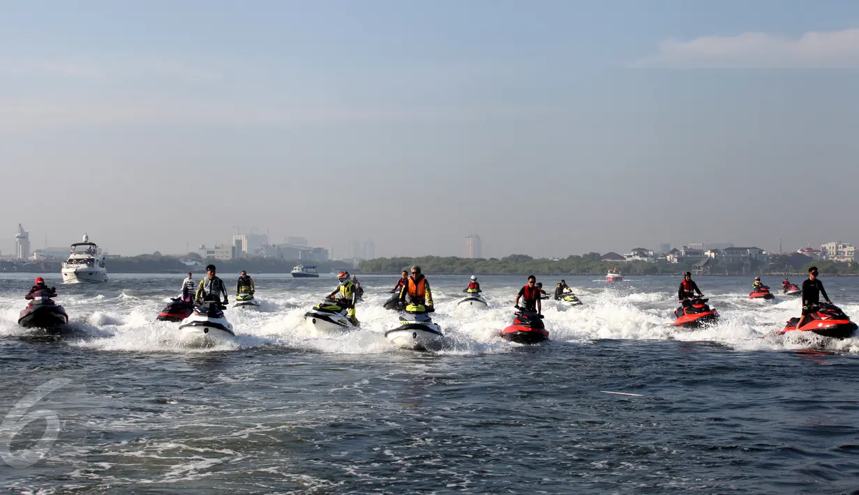 Sejumlah anggota SeaDoo Club Indonesia melakukan konvoi menggunakan jet ski saat peringatan HUT Kemerdekaan RI ke 71 di Kepulauan Seribu, Jakarta Utara, Rabu (17/8). Pada kesempatan tersebut mereka menyerahkan bantuan sebesar Rp.500 juta. (Rahmat)