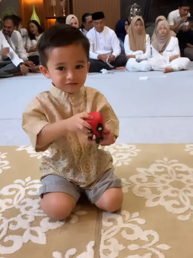 Keluarga Rizky Febian saat Pengajian jelang pernikahaan bersama Mahalini. [@putridelinaa]