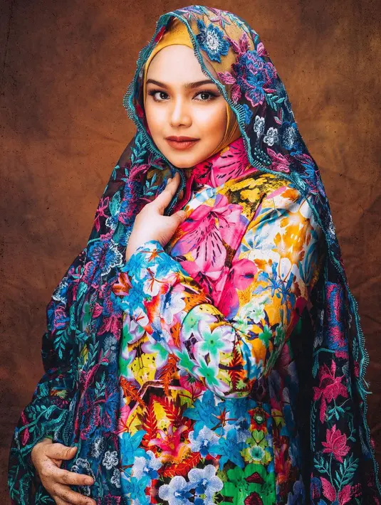 Dalam unggahan tersebut, Siti menjelaskan kalau usia kandungannya sudah empat bulan. Pengumuman tersebut pun merupakan resmi dari dirinya dan sang suami, tepat di tanggal 1 Desember 2020. (Instagram/ctdk)