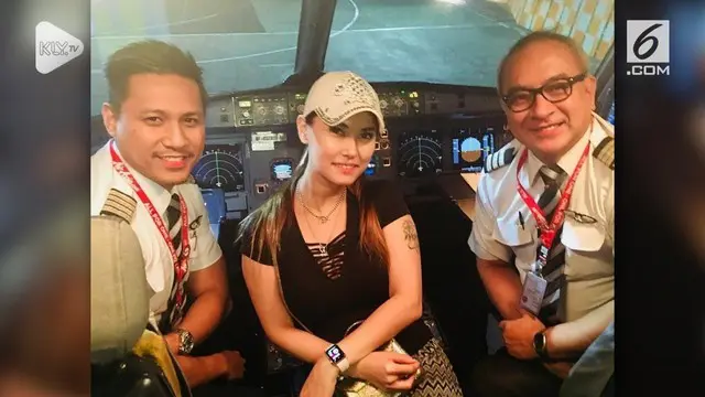 Saat berkunjung ke Bali, Maria Ozawa menyempatkan waktu untuk berfoto di kokpit pesawat bersama para pilot.