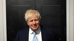Patung lilin Perdana Menteri Inggris Boris Johnson saat sesi pemotretan untuk pembukaannya di Madame Tussauds di Blackpool, Selasa (22/3/2022). Pembuatannya menghabiskan total 800 jam secara kolektif termasuk 350 jam untuk memahat sosok, 187 jam pada rambut dan 30 jam pada gigi. (Paul ELLIS/AFP)
