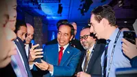 Saat Jokowi Dikerubungi Para CEO yang Ngajak Selfie