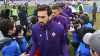 Foto pada tanggal 25 Februari 2018, Kapten Fiorentina Davide Astori bersama timnya memasuki lapangan jelang pertandingan melawan Chievo di Florence. Davide Astori ditemukan meninggal di kamarnya. (AFP Photo/Claudio Giovannini)