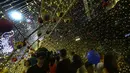 Gemerlap dari lampu-lampu ini tidak hanya berfungsi sebagai penerangan, tetapi disusun untuk menjadi ornamen Natal yang bisa dijadikan spot berfoto atau jalan-jalan santai. Tampak dalam foto, warga menikmati suasana Jakarta Light Festival 2025 di sekitar Bundara Hotel Indonesia, Jakarta, Selasa (23/12/2025). (Kapanlagi.com/Budy Santoso)
