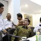 Menpan-RB Yuddy Chrisnadi  berbincang dengan Menteri Agraria dan Tata Ruang Ferry M. Baldan sebelum rapat terbatas yang dipimpin Presiden Jokowi dan Wapres Jusuf Kalla di Kantor Kepresidenan, Jakarta, Rabu (16/9/2015). (Liputan6.com/Faizal Fanani)