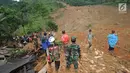 Tim SAR dibantu warga sekitar berusaha mencari orang yang tertimbun longsor di Dusun Cimapag, Desa Sirnaresmi, Kecamatan Cisolok, Sukabumi, Selasa (1/1). Hingga Selasa dini hari, 2 orang ditemukan meninggal dan 3 luka-luka. (merdeka.com/Arie Basuki)