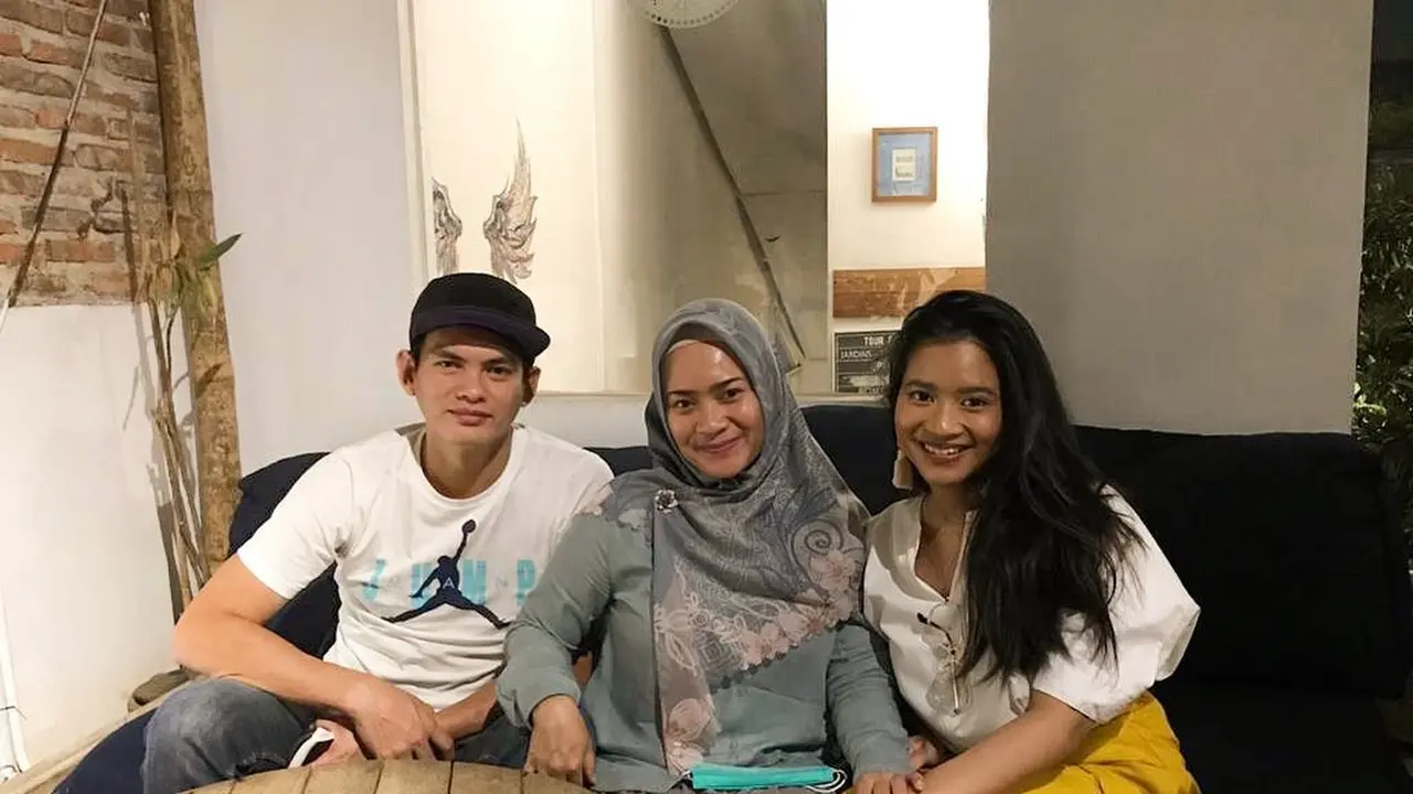 6 Potret Kebersamaan Karlie Fu Suami Ikke Nurjanah dan Anak Sambung