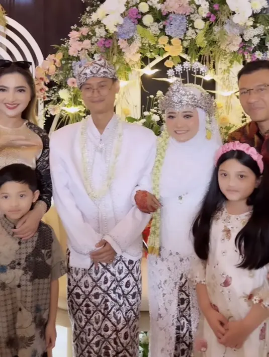 Sus Arsy bernama Maya Ayuni menikah dengan pria bernama Fajar mengenakan pakaian adat Jawa Barat meskipun menikah di Jawa Tengah. [@ashanty_ash]