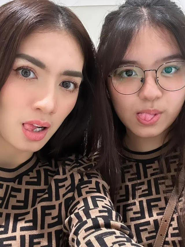 Angel Karamoy bersama putrinya (Instagram/realangelkaramoy)