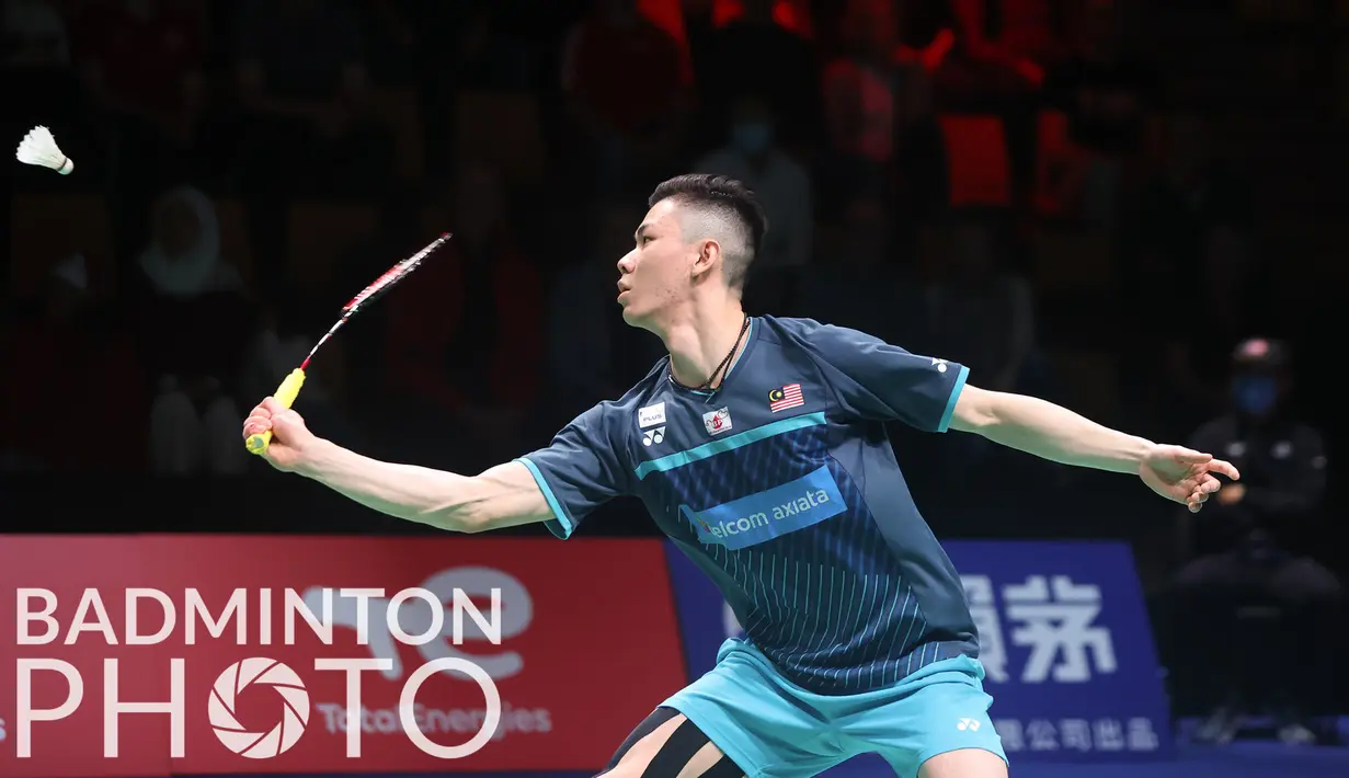 Lee Zii Jia berhasil meraih poin perdana pada awal gim pertama. Namun, Anthony Ginting mampu menyamakan kedudukan. Setelah itu, tunggal putra Malaysia selalu satu poin di depan meski Ginting pun terus berusaha menyamakan kedudukan yang berlangsung hingga 5-5.  (Badminton Photo/Yves Lacroix)
