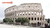 Banner grafis Colosseum di Roma, Italia, Sabtu (7/3/2020), sepi pengunjung akibat kekhawatiran terhadap virus corona. (AP Photo/Andrew Medichini)