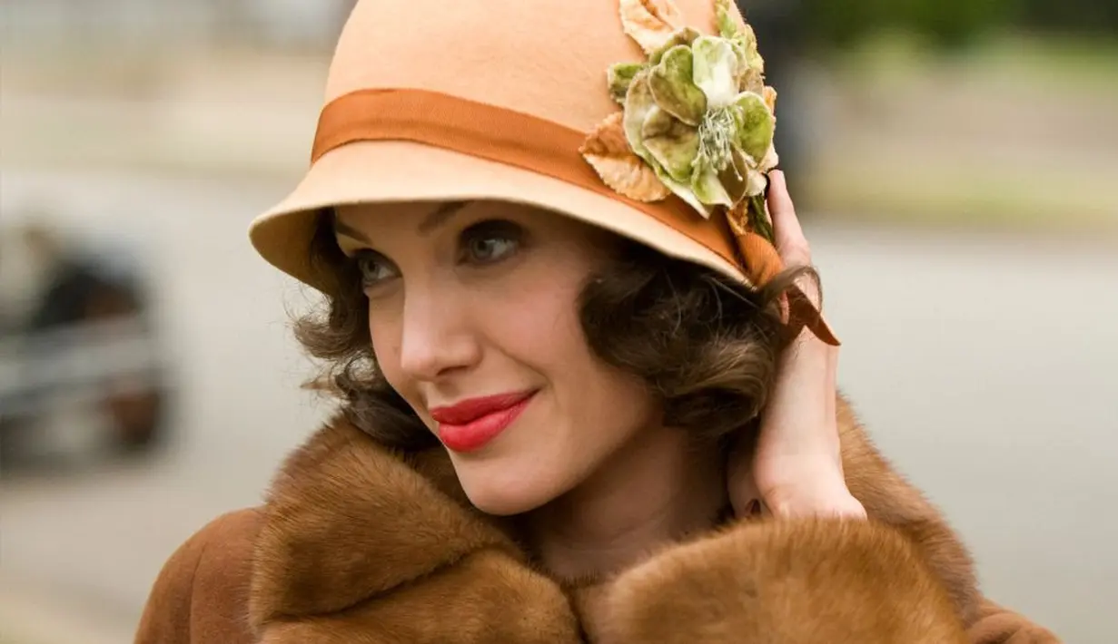 Angelina Jolie hamil saat syuting film Changeling. Ia merahasiakan itu dari para kru dan baru membukanya setelah proses syuting hampir selesai. (Empire)