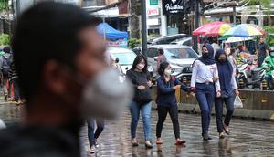 Pekerja tengah melintas di kawasan Kendal, Jakarta, Jumat (9/12/2022). Pemerintah Provinsi DKI Jakarta resmi menaikkan upah minimum provinsi (UMP) 2023 sebesar 5,6 persen atau menjadi Rp 4,9 juta. (Liputan6.com/Angga Yuniar)