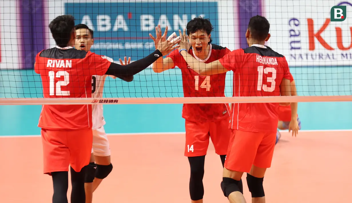 Spike keras Fahri Septian menjadi poin ke-9 yang diawali serve Farhan Halim setelah pemain Kamboja gagal membangun serangan setelah menerima serve keras Farhan Halim. 9-0 untuk Indonesia. (Bola.com/Abdul Aziz)