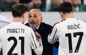 Pelatih Juventus, Luciano Spalletti, berbicara kepada sang gelandang Fabio Miretti saat laga Liga Champions 2025/2026 melawan Sporting CP di Allianz Stadium, Turin, Rabu (5/11/2025) dini hari WIB. (Marco Bertorello/AFP)