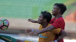 Pemain Sriwijaya FC U-19 , Zulfachri Muhamad (kiri) berebut bola dengan pemain Persija Jakarta U-19 pada laga perdana Liga 1 U-19 di Stadion Patriot, Bekasi, Sabtu (8/7/2017). Persija U19 bermain imbang 1-1. (Bola.com/Nicklas Hanoatubun)