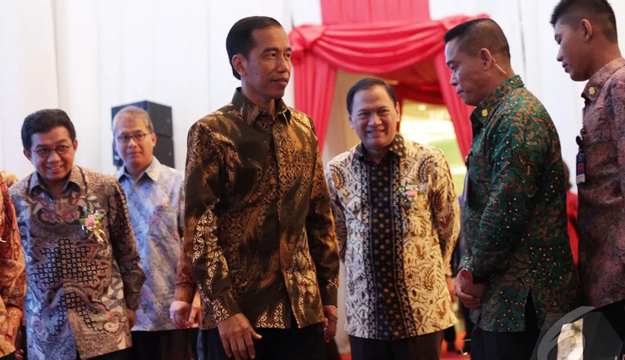 Presiden Jokowi dan rombongan saat tiba di Gedung Bursa Efek Jakarta untuk meresmikan sektor perdagangan saham perdana di Gedung Bursa Efek Jakarta, Jumat (2/1/2014).Jakarta, Jumat (2/1/2014).(Liputan6.com/Faizal Fanani)