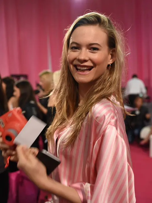 Menurut seorang sumber dilansir E! online, Behati dan Adam sangat nyaman dengan profesi barunya. Kabarnya, mereka tak ingin melepaskan Dusty dari pelukannya. (AFP/Bintang.com)